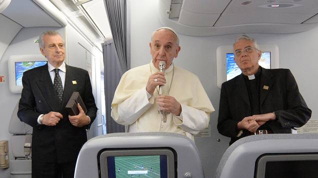 Papa Francisco fala com jornalistas antes de desembarcar no Rio de Janeiro