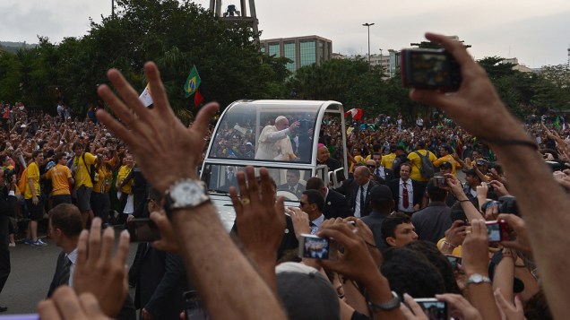 Papa Francisco no papamóvel durante desfile no Rio de Janeiro