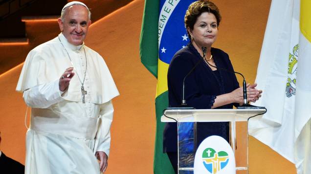 Papa é recebido pela presidente Dilma Rousseff e pelo prefeito Eduardo Paes no Palácio da Guanabara, nesta segunda-feira (22)