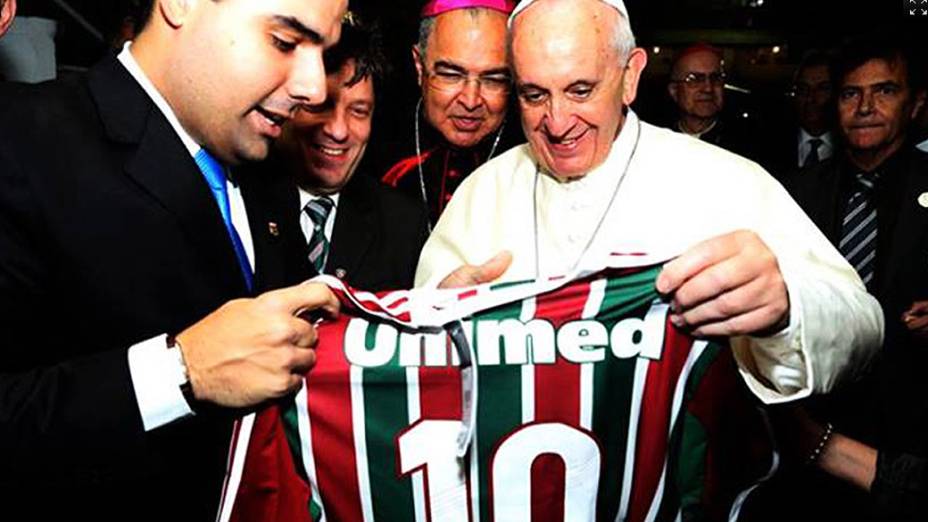 Papa Francisco recebe camisa do Fluminense