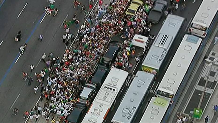 Tumulto na chegada do papa Francisco no Rio de Janeiro