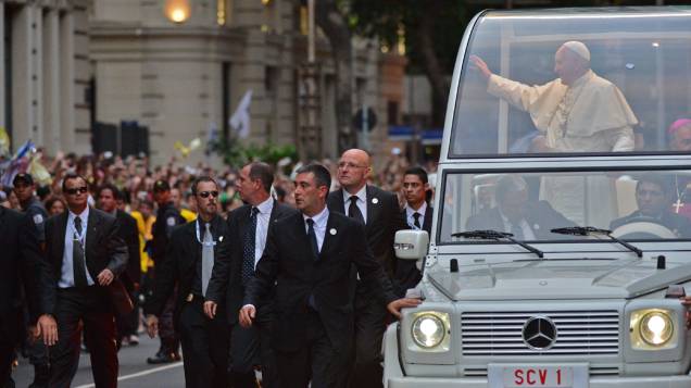 Papa Francisco acena para fiéis durante visita ao Rio de Janeiro