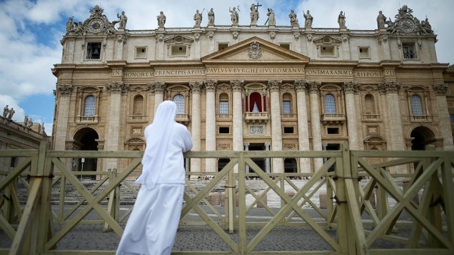 Freira reza na Praça de São Pedro, no Vaticano, durante missa que antecede início do conclave que escolherá novo papa
