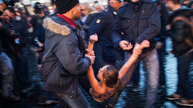 Ativistas do Femen fazem protesto na praça de São Pedro enquanto o conclave acontece, no Vaticano