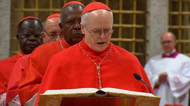 Cardeal Dom Odilo Pedro Scherer, do Brasil, faz um juramento de segredo dentro da Capela Sistina
