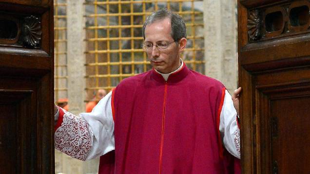 Após juramento, cardeais fecham Capela Sistina e iniciam Conclave