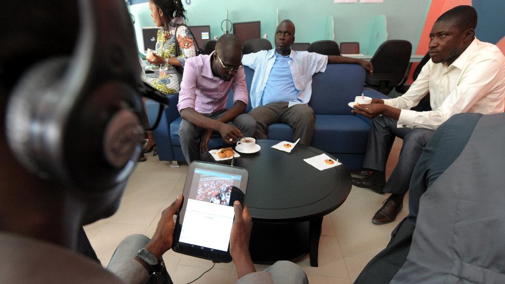 Movimento de clientes no primeiro 'tabletcafé' do mundo, em Dacar, no Senegal