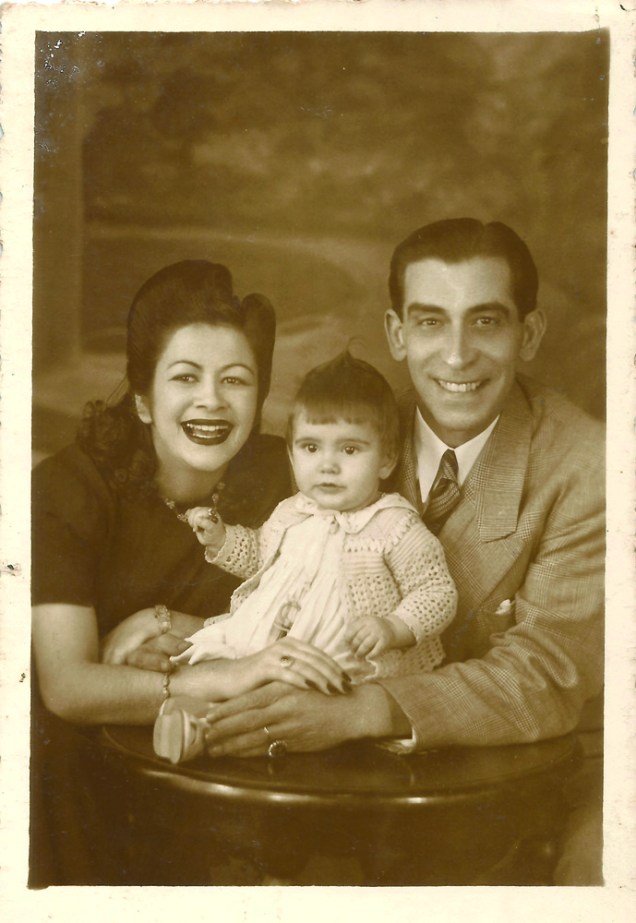 Marília Pêra (com menos de 1 ano de idade) e seus pais, Dinorah Marzullo e Manuel Pêra, em 1943