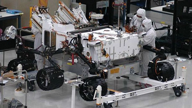 Engenheiros trabalham na construção do Curiosity, um jipe marciano do tamanho de um Fusca que vai procurar por sinais de vida em Marte