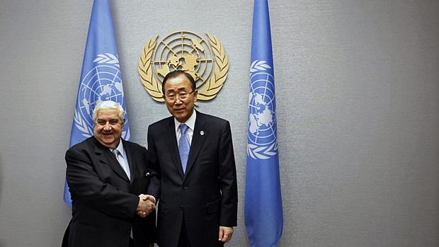 O ministro de Relações Exteriores da Síria, Walid al-Moualem, com o secretário-geral da ONU, Ban Ki-moon