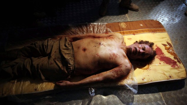 O corpo de Kadafi em uma câmara de refrigeração em Misrata