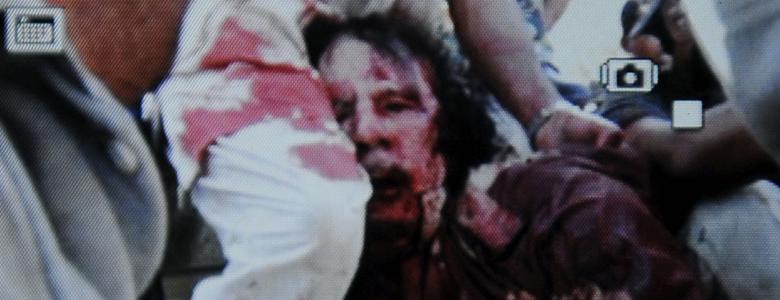 Imagem de celular mostra Muamar Kadafi ensanguentado na Líbia