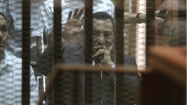 O ex-ditador egípcio Hosni Mubarak em jaula dentro de um tribunal, no Cairo