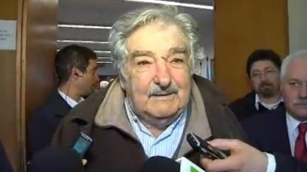 Presidente do Uruguai machucou o nariz ao tentar ajudar um vizinho a consertar o telhado