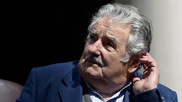 Presidente uruguaio José Mujica comete gafe ao não perceber que microfone estava ligado após entrevista coletiva