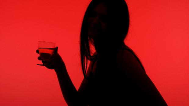 Sentir ciúmes pode levar a problemas com bebidas alcoólicas