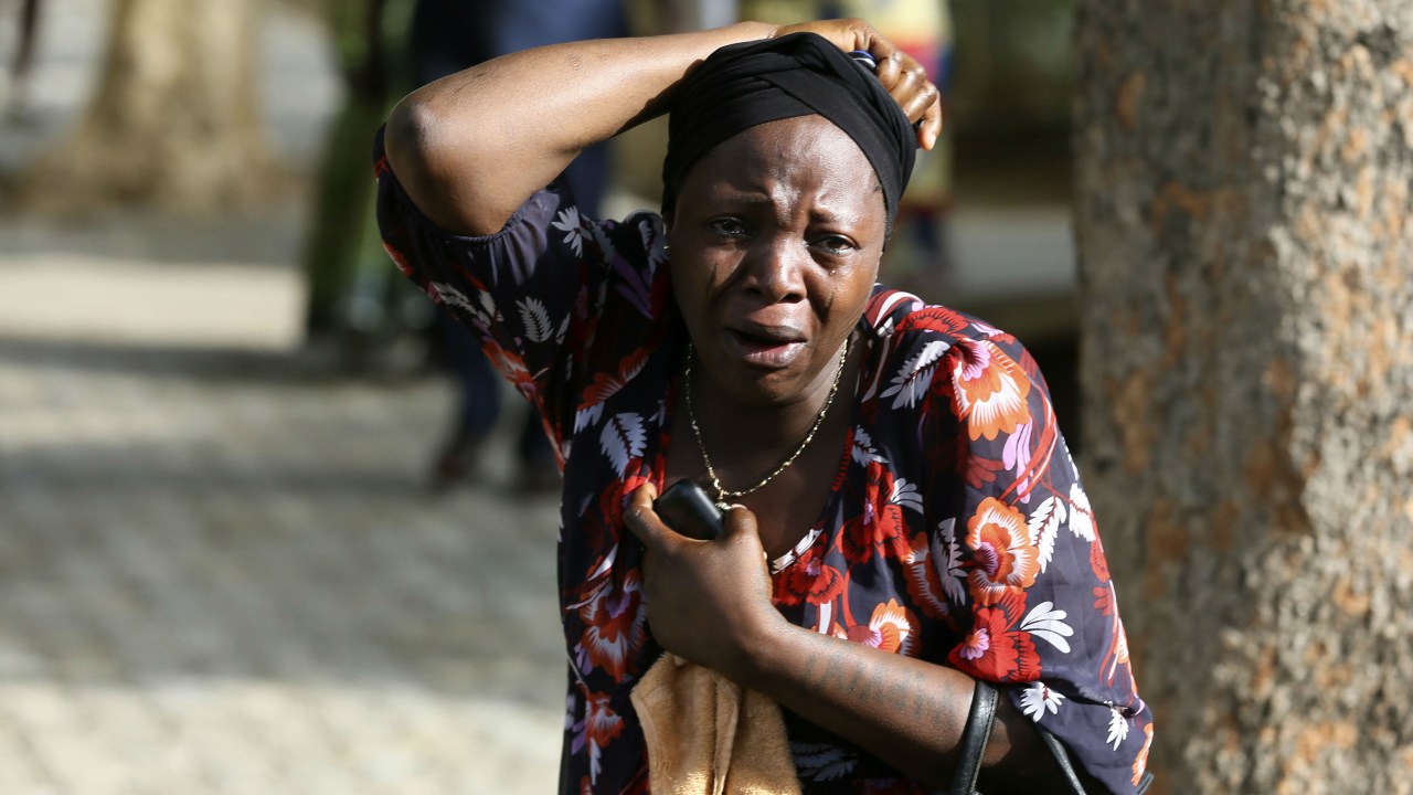 Mulher chora após atentado terrorista do grupo Boko Haram na Nigéria