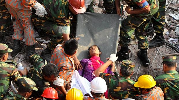 Mulher é retirada com viva de escombros de prédio em Bangladesh