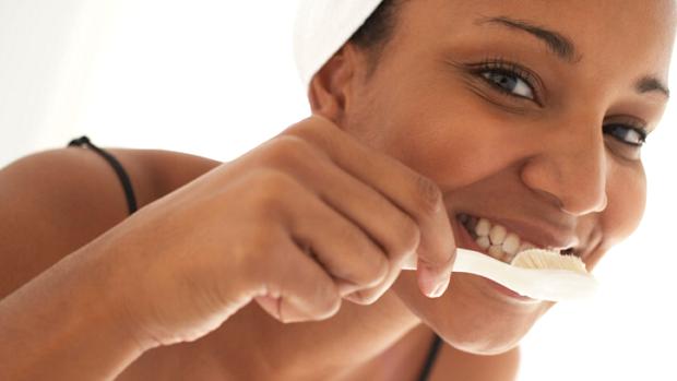 mulher-escovando-dentes-boca-gengiva20110705-original.jpeg