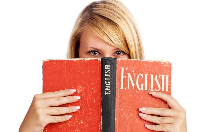 Mulher dando aulas de inglês online para alunos