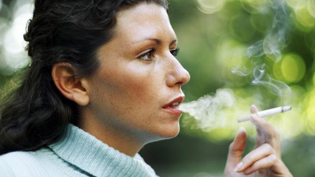 Cigarro: riscos de cânceres de pulmão e de pescoço e cabeça podem ser quase duas vezes maior em quem fuma até 30 minutos após acordar