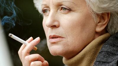 Mulher fumando cigarro