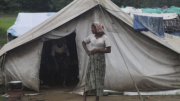 Uma mulher deslocada interna em Mianmar devido a conflitos religiosos