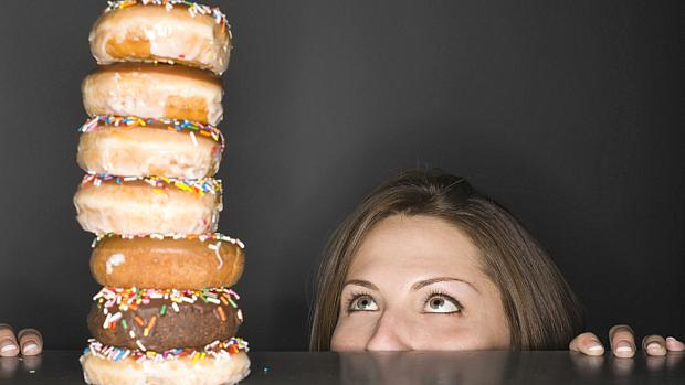 Mulher pensando em donuts