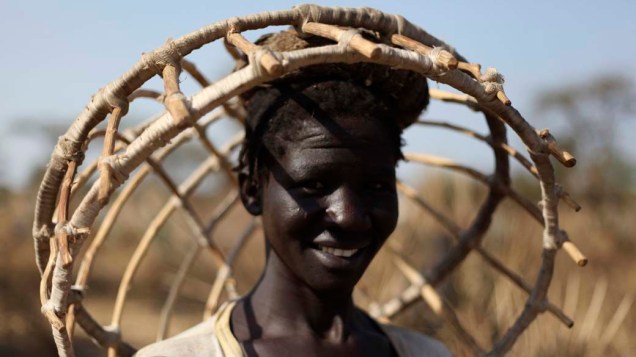 Mulher sudanesa carrega cesta em Doro, Sudão do Sul