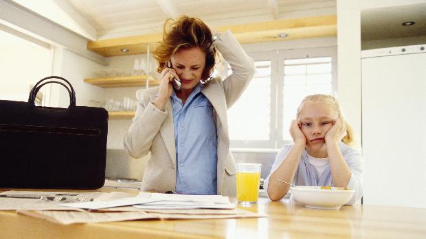 Trabalho em casa: mensagens e ligações profissionais no horário de lazer com a família vêm interferindo na saúde mental da mulher
