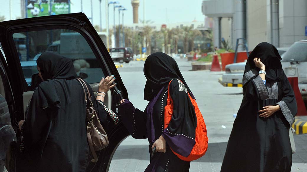 Mulheres muçulmanas na cidade de Riad, Arábia Saudita. Na próxima quinta-feira, as mulheres começam uma campanha nacional a favor do direito de dirigir no país