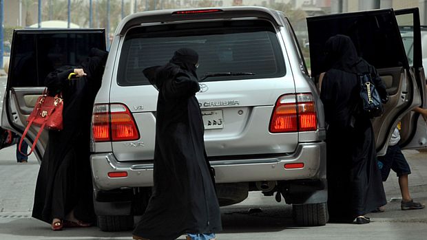 Mulheres dirigem um carro em Riad durante protesto convocado em 2011