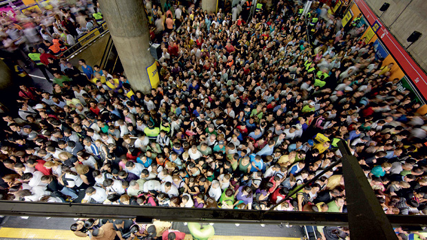 LÓGICA DO MOVIMENTO - Estação de metrô em São Paulo: o fluxo único facilita as rotas de fuga