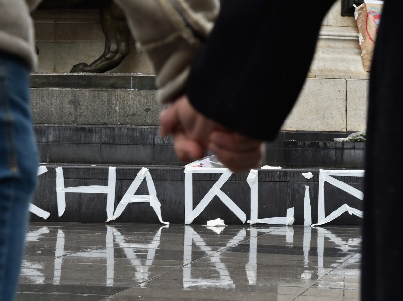 Pessoas prestam um minuto de silêncio em frente à catedral de Notre Dame, em Paris, em memória das vítimas do ataque à redação da revista Charlie Hebdo - 08/01/2015