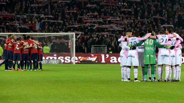 Jogadores de Lille e Evian fazem um minuto de silêncio antes da partida<br><br>