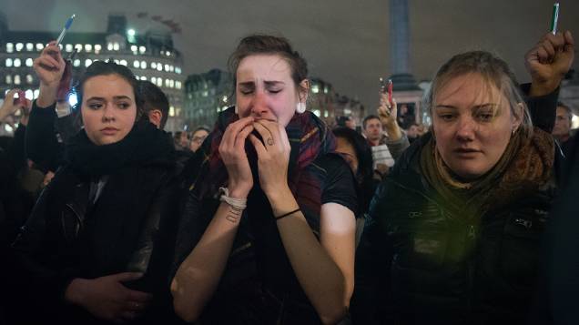 Pessoas emocionadas se reúnem na Place de la Republique (Praça da República), em Paris, para homenagear as vítimas do ataque feito por homens armados e encapuzados que abriram fogo e mataram ao menos 12 pessoas na sede da revista Charlie Hebdo, nesta quarta-feira (07)