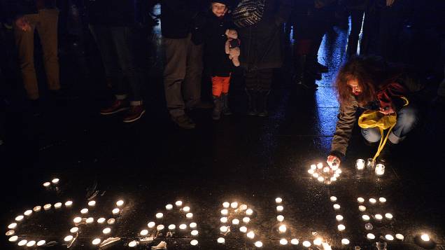 Pessoas acendem velas formando o nome Charlie, na Place de la Republique (Praça da República), em Paris, para homenagear as vítimas do ataque feito por homens armados e encapuzados que abriram fogo e mataram ao menos 12 pessoas na sede da revista Charlie Hebdo, nesta quarta-feira (07)