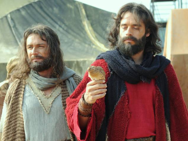 <p>Arão (Petrônio Gontijo) e Moisés (Guilherme Winter) em Os Dez Mandamentos</p>