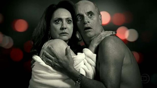 Muricy (Eliane Giardini) e Leleco (Marcos Caruso) foram congelados juntos ao serem flagrados na sauna por Tessália (Débora Nascimento)