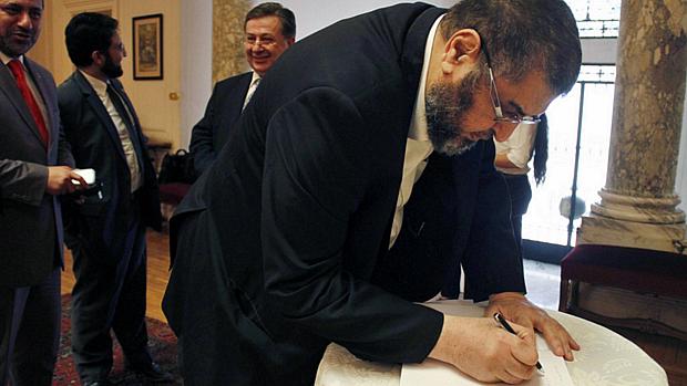 Mohamed Mursi assinou um decreto restabelecendo o Parlamento egípcio