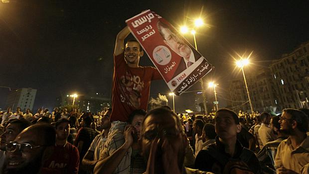 Apoiadores do presidente Mohamed Mursi protestam contra a Junta Militar no Cairo