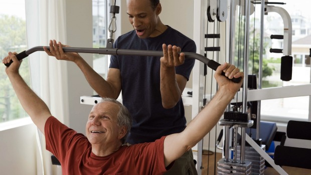 Musculação: praticar a atividade física com regularidade por longos períodos ajuda a reduzir sintomas motores da doença de Parkinson