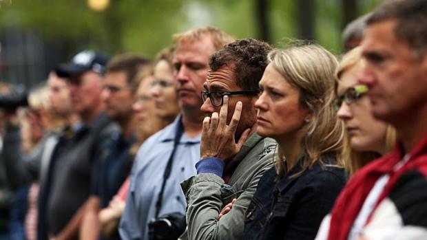 No Marco Zero, em Nova York, pessoas acompanham transmissão de cerimônia de inauguração do museu do 11 de setembro