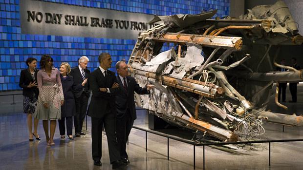 O presidente Barack Obama, o ex-prefeito de Nova York, Michael Bloomberg, a primeira-dama Michelle Obama, o ex-presidente Bill Clinton e sua mulher, a ex-secretária de Estado Hillay Clinton visitam o museu do 11 de setembro, em Nova York
