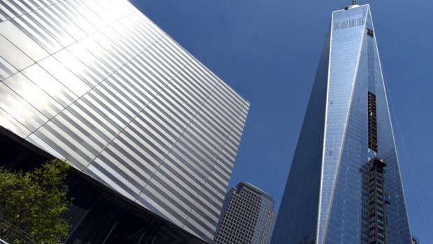 O prédio do Museu do 11 de setembro (esq), ao lado do novo World Trade Center, em Nova York