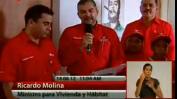 Na entrega dos imóveis, o ministro Ricardo Molina faz campanha para a reeleição de Chávez