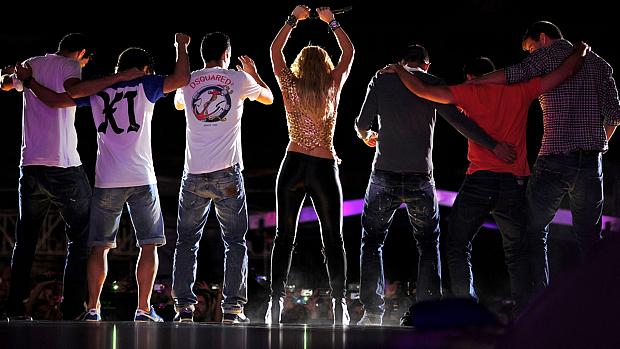 Namorado de Shakira, Piqué<em> (último à direita)</em> dançou no palco ao lado dos colegas de time
