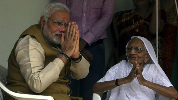 Narendra Modi, do Partido Bharatiya Janata, próximo primeiro-ministro da Índia, ao lado de sua mãe