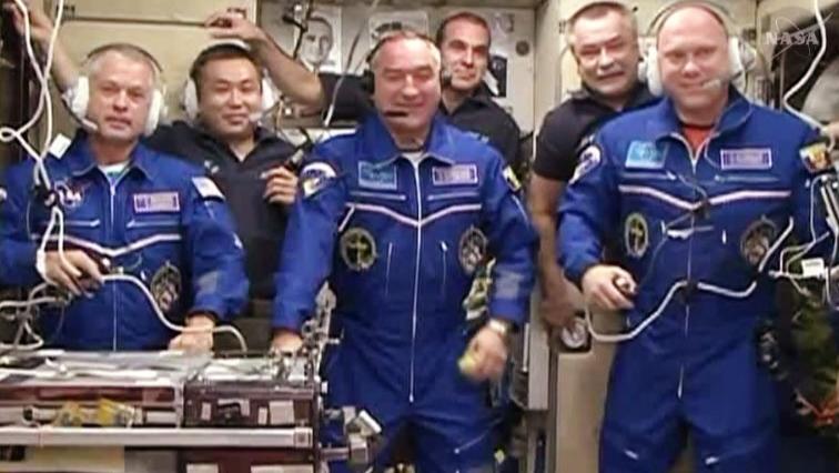 Imagem mostra tripulantes da Estação Espacial Internacional após a chegada dos três astronautas transportados pela nave russa Soyuz
