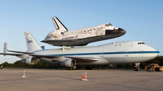 <p>O ônibus espacial Discovery é acoplado em avião para transporte da NASA, no Centro Espacial Kennedy em Cabo Canaveral</p>